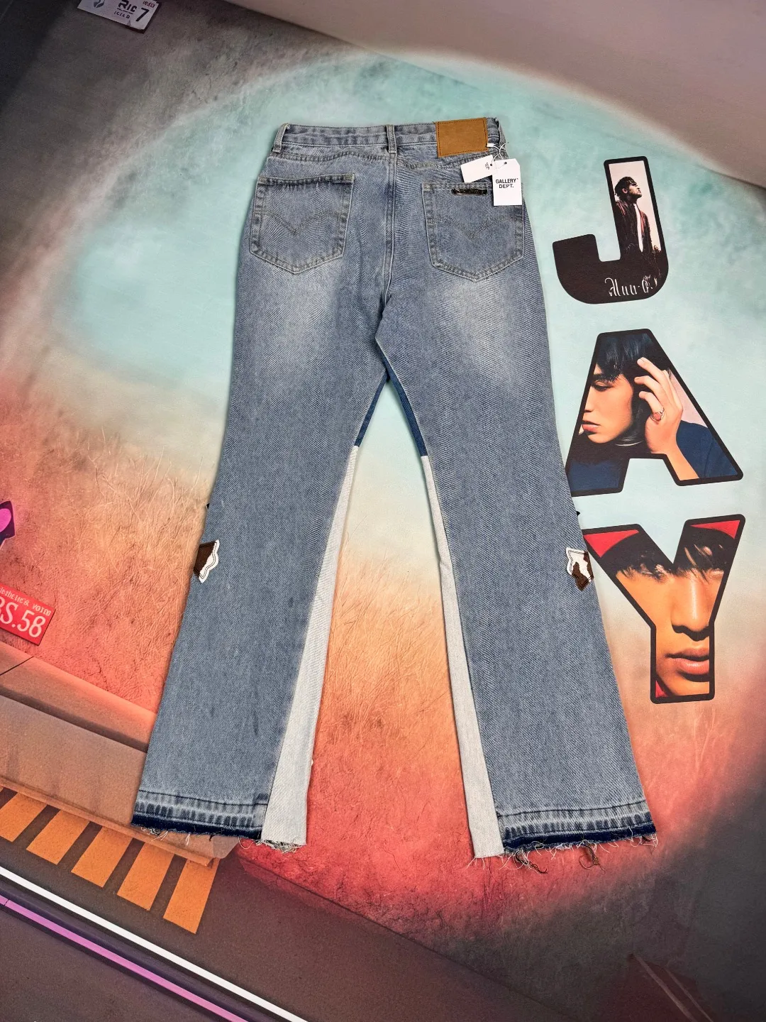 🅿️310 🔘Model number-KL103 🔘𝐂𝐡𝐫𝐨𝐦𝐞 𝐇𝐞𝐚𝐫𝐭 joint name 𝐆𝐀𝐋𝐋𝐄𝐑𝐘 𝐃𝐄𝐏𝐓. 🔘Cro Heart CH Heavy Industry Horsehair Spliced Flared Leather Jeans* 7*7 tannin 13.5 ammonia blue cow fabric, spliced with different colors of distressed denim, complete set of tannin washing processes such as stone grinding, desizing, malaysian, hand rubbing, hanging grinding, fermentation washing, full spray, cat suede, etc. The genuine leather cross is made of natural horse hair and first-layer sheepskin. Because of the natural color of horse hair, different parts of the fur have different shades, and each pair is different, which is different from the imitation leather on the market. Each pair is the same; because the trousers are custom-made cross genuine leather trousers, they need to be disassembled many times, which is troublesome to sew and the shipment is very slow. Size: S M L XL (28.30.32.34) Color: Blue